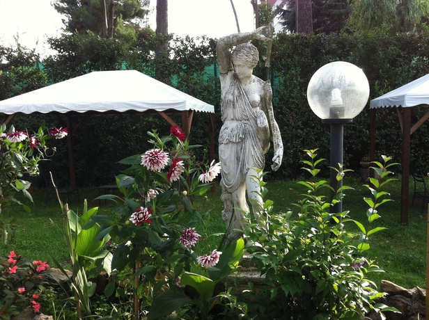 Imagen de los exteriores del Hotel ROMULUS. Foto 2