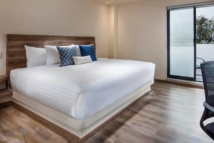 Imagen de la habitación del Hotel ROOM and Suites. Foto 18