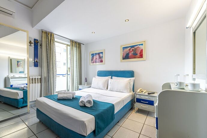 Imagen de la habitación del Hotel ROY, Atenas. Foto 17