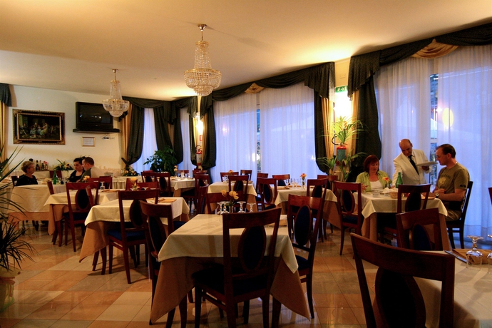 Imagen del bar/restaurante del Hotel ROYAL BOSA. Foto 4
