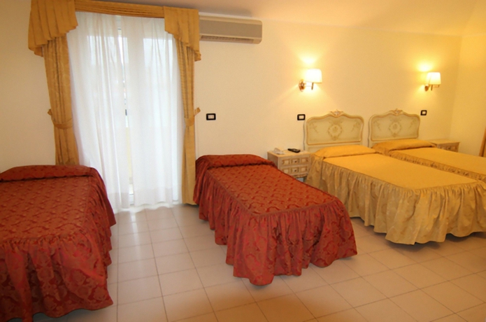 Imagen de la habitación del Hotel ROYAL BOSA. Foto 9