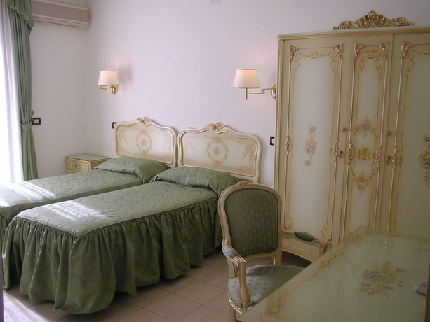 Imagen de la habitación del Hotel ROYAL BOSA. Foto 12