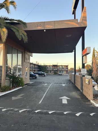 Imagen general del Hotel ROYAL MOTEL TRACY LLC. Foto 2