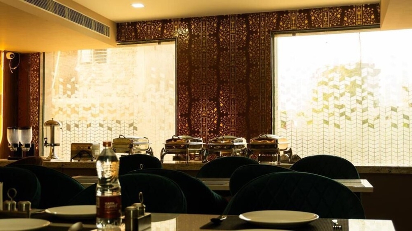 Imagen del bar/restaurante del Hotel RS, Agra. Foto 2