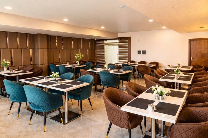 Imagen del bar/restaurante del Hotel RS, Agra. Foto 3