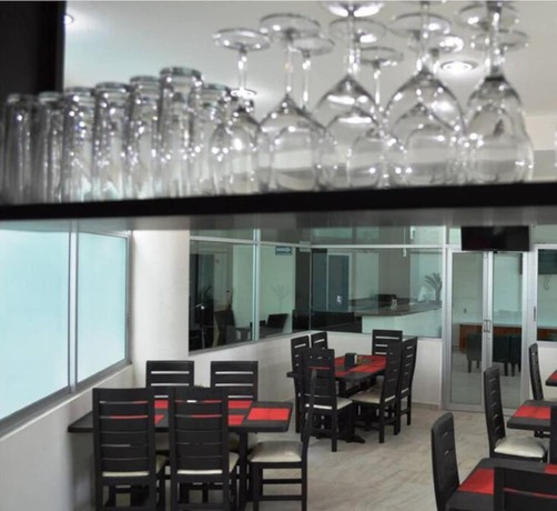 Imagen del bar/restaurante del Hotel RV. Foto 2