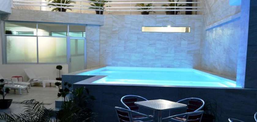 Imagen de la piscina del Hotel RV. Foto 19