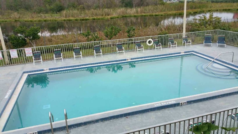 Imagen de la piscina del Hotel RW. Foto 15