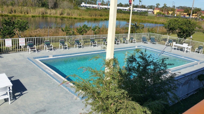 Imagen de la piscina del Hotel RW. Foto 16
