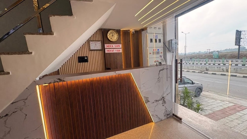 Imagen de los interiores del Hotel Raas Inn. Foto 15