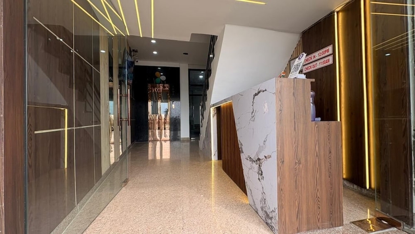Imagen de los interiores del Hotel Raas Inn. Foto 16