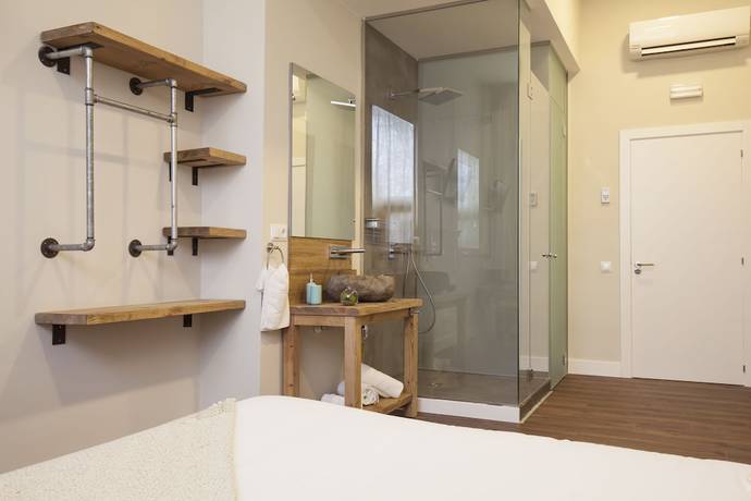 Imagen de la habitación del Hotel Radha. Foto 4