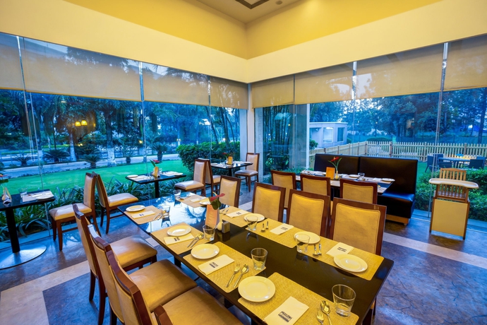 Imagen del bar/restaurante del Hotel Radha Hometel Whitefield. Foto 4