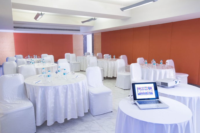 Imagen de los interiores del Hotel Radha Hometel Whitefield. Foto 10