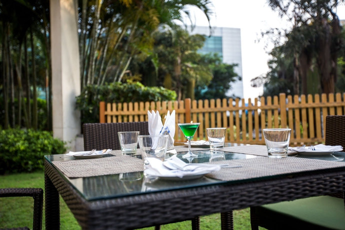 Imagen del bar/restaurante del Hotel Radha Hometel Whitefield. Foto 6