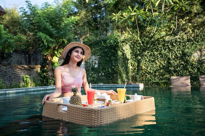 Imagen de la piscina del Hotel Radha Phala Resort and Spa. Foto 16