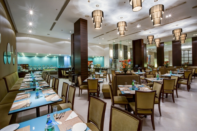 Imagen del bar/restaurante del Hotel Radha Regent - Electronics City. Foto 4