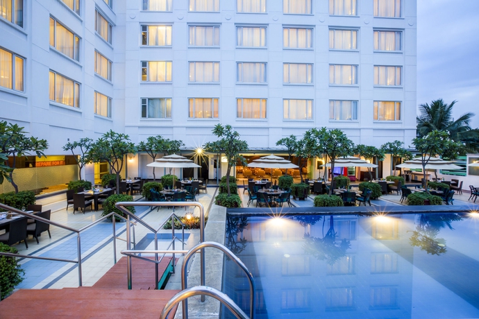 Imagen de la piscina del Hotel Radha Regent - Electronics City. Foto 15