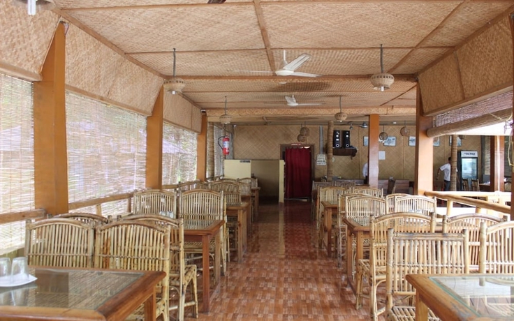 Imagen del bar/restaurante del Hotel Radhakrishna Resort. Foto 13