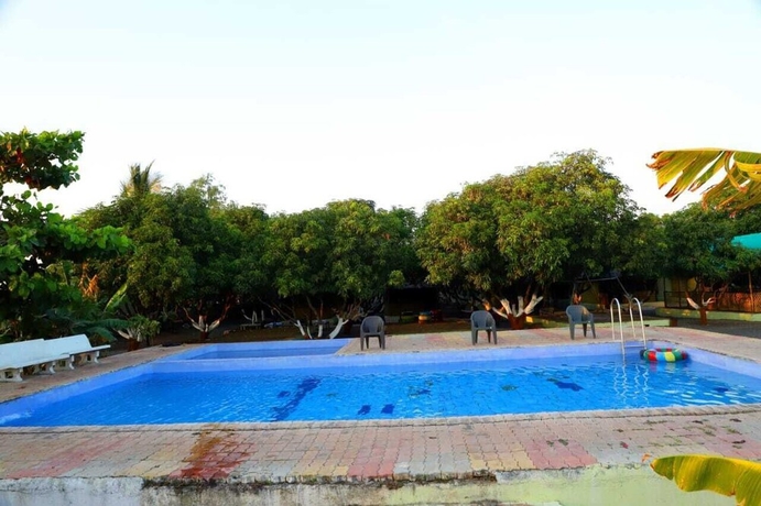 Imagen de la piscina del Hotel Radhe Farm (200mtr from Devaliya Park). Foto 14