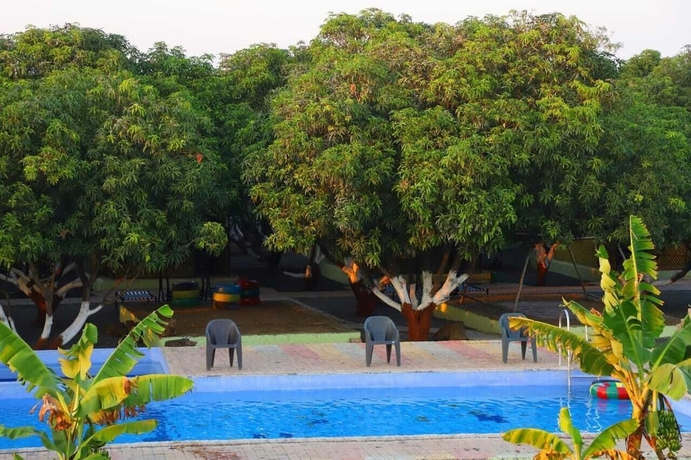 Imagen de la piscina del Hotel Radhe Farm (200mtr from Devaliya Park). Foto 15