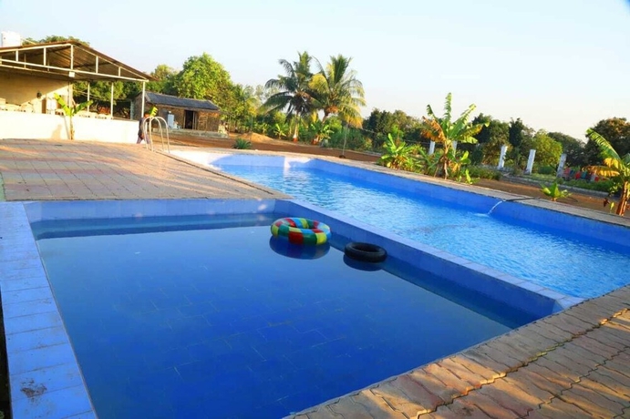 Imagen de la piscina del Hotel Radhe Farm (200mtr from Devaliya Park). Foto 16