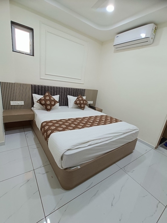 Imagen de la habitación del Hotel Radhe Raas. Foto 1