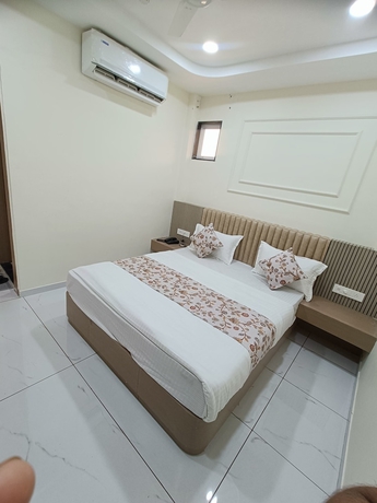 Imagen de la habitación del Hotel Radhe Raas. Foto 5