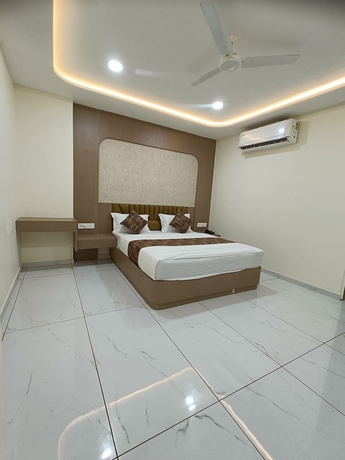 Imagen de la habitación del Hotel Radhe Raas. Foto 8