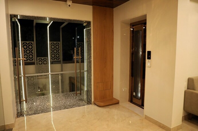 Imagen de los interiores del Hotel Radhika, Dwarka. Foto 11