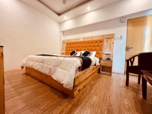 Imagen de la habitación del Hotel Radhika Manali. Foto 17