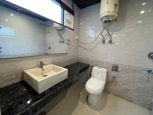 Imagen de la habitación del Hotel Radhika Manali. Foto 18