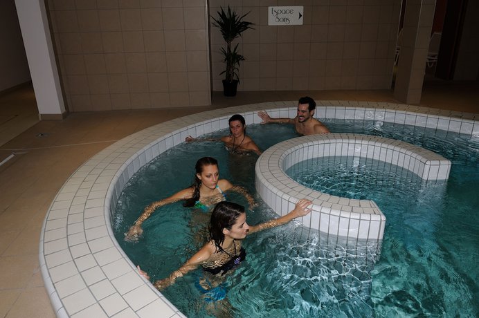 Imagen de la piscina del Hotel Radiana. Foto 18