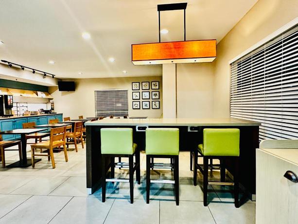 Imagen del bar/restaurante del Hotel Radiant Inn and Suites. Foto 6