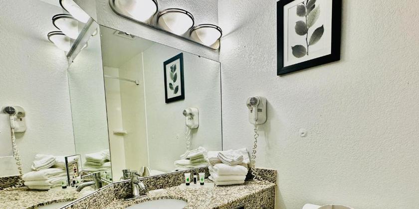 Imagen de la habitación del Hotel Radiant Inn and Suites. Foto 15