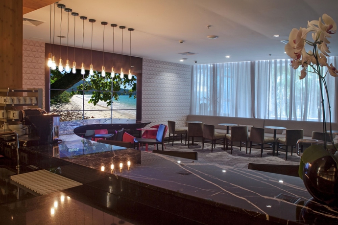 Imagen del bar/restaurante del Hotel Radisson Alphaville. Foto 5