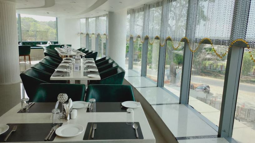 Imagen del bar/restaurante del Hotel Radisson Bareilly Airport. Foto 2