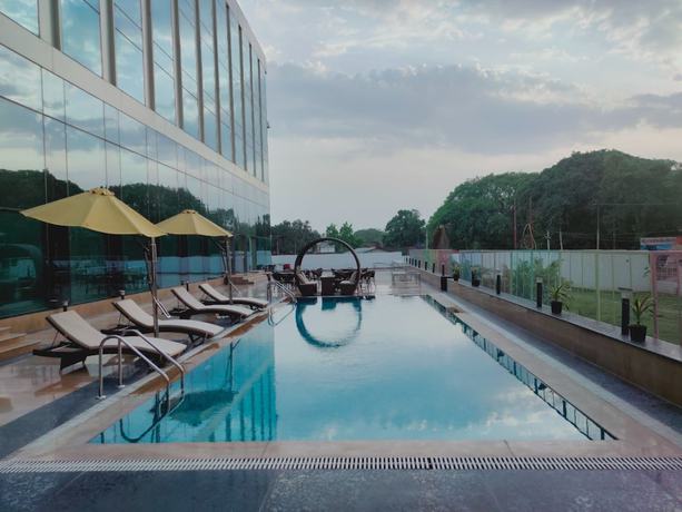 Imagen de la piscina del Hotel Radisson Bareilly Airport. Foto 16