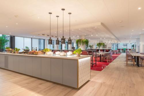 Imagen del bar/restaurante del Hotel Radisson Blu Amsterdam Airport Schiphol. Foto 8