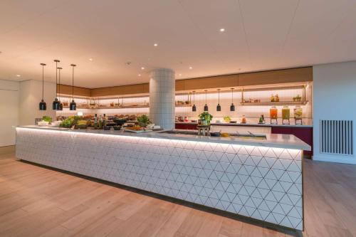 Imagen del bar/restaurante del Hotel Radisson Blu Amsterdam Airport Schiphol. Foto 9