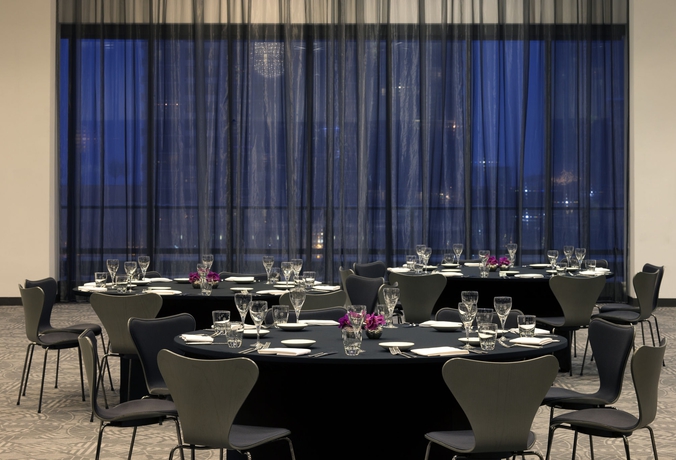 Imagen del bar/restaurante del Hotel Radisson Blu Aqua Chicago. Foto 2