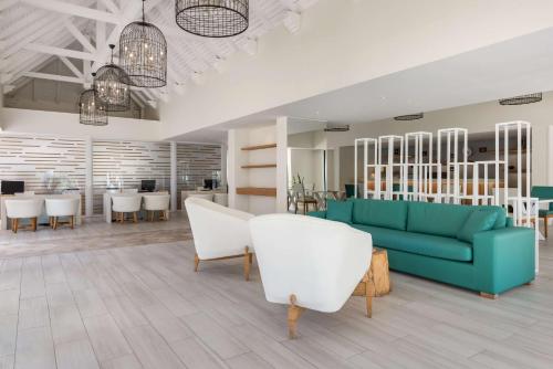 Imagen de los interiores del Hotel Radisson Blu Azuri Resort and Spa. Foto 19