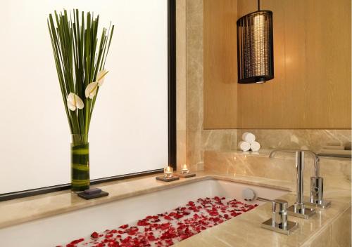 Imagen de la habitación del Hotel Radisson Blu Bali Uluwatu. Foto 16