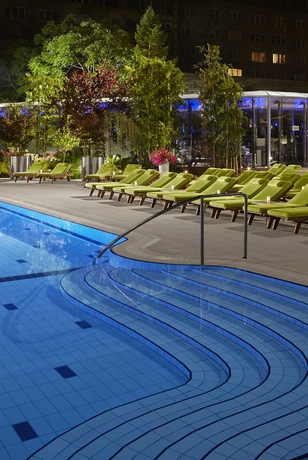 Imagen de la piscina del Hotel Radisson Blu Bucharest. Foto 16