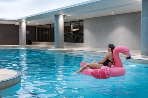 Imagen de la piscina del Hotel Radisson Blu CDG Airport Terminal. Foto 20