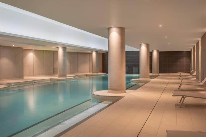 Imagen de la piscina del Hotel Radisson Blu CDG Airport Terminal Hotel, Paris. Foto 16