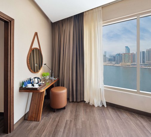 Imagen de la habitación del Hotel Radisson Blu Dubai Canal View. Foto 4