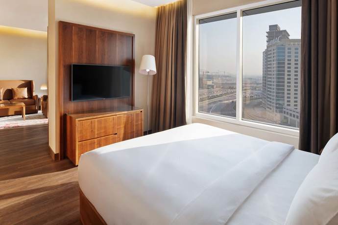 Imagen de la habitación del Hotel Radisson Blu Dubai Canal View. Foto 9