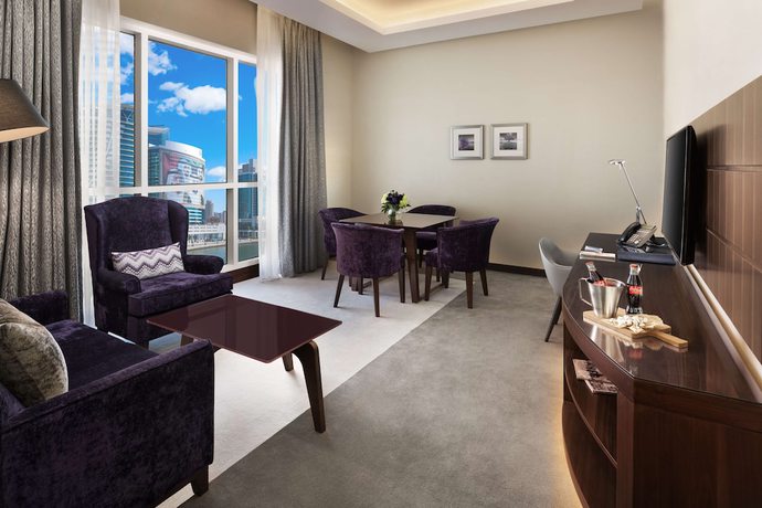 Imagen de la habitación del Hotel Radisson Blu Dubai Waterfront. Foto 6