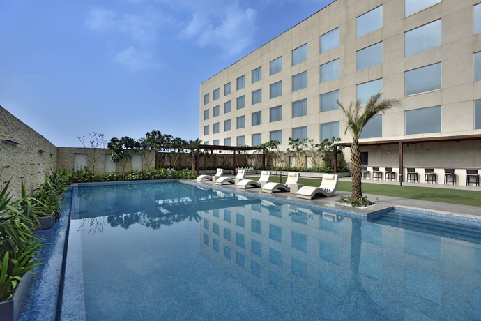 Imagen de la piscina del Hotel Radisson Blu Faridabad. Foto 18